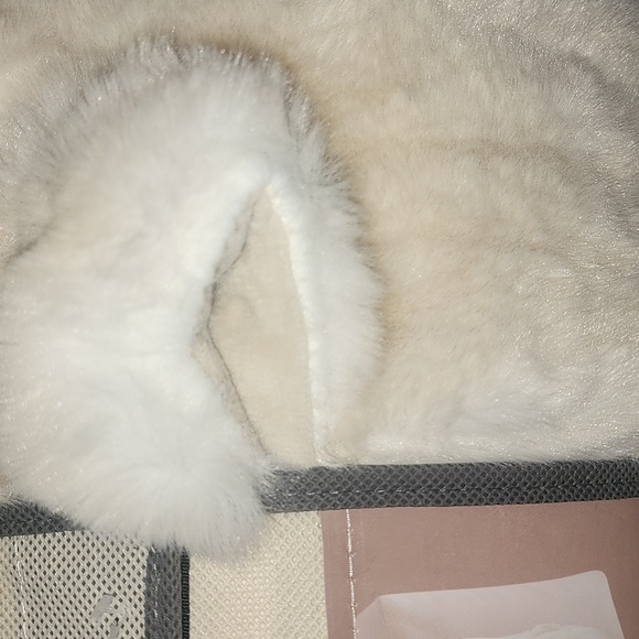 Frye Luxe Faux Fur Throw- Cream Color. Size: 60"X70" - Picture 5 of 5